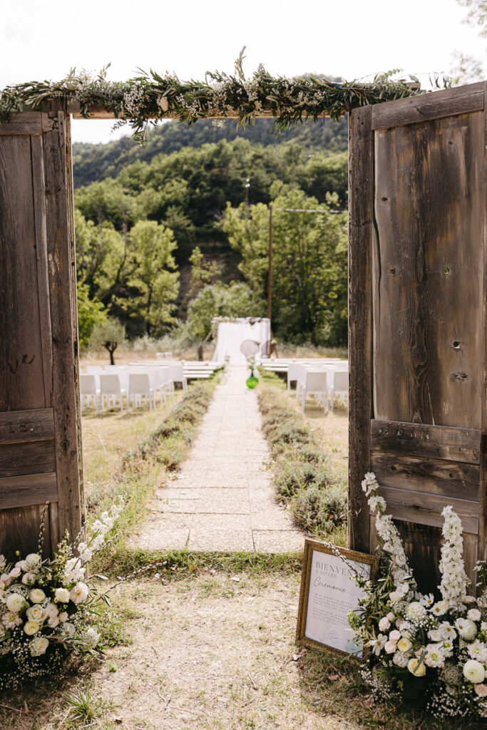 cérémonie laïque dans un domaine de mariage en Drôme