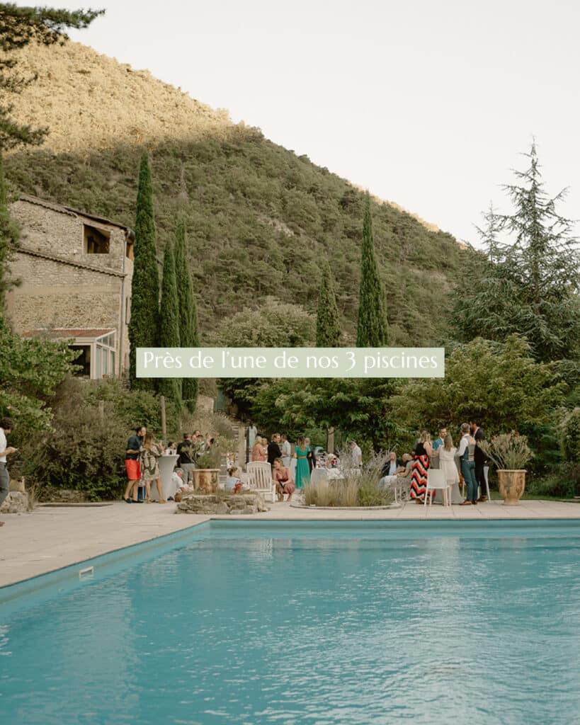 Invités profitant de la piscine du Hameau de Valouse, domaine de mariage avec hébergements en Provence, pour se détendre le lendemain de la cérémonie